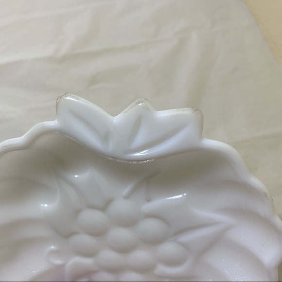 VTG Hazel Atlas Grape shaped Milk Glass Dish - Picture 3 of 10